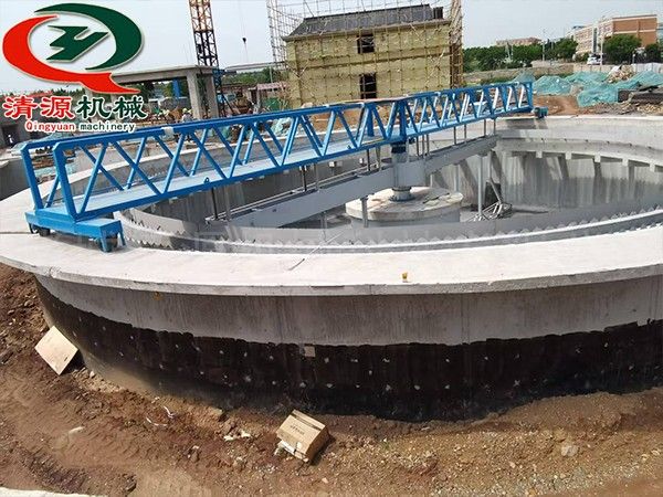 山東煙臺客戶周邊傳動刮泥機(jī)安裝項目